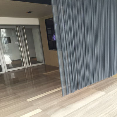 Metal Roller Blinds 80% Area Pembukaan Diameter Kawat 1.0mm Tirai Pembagian Dalam Ruang