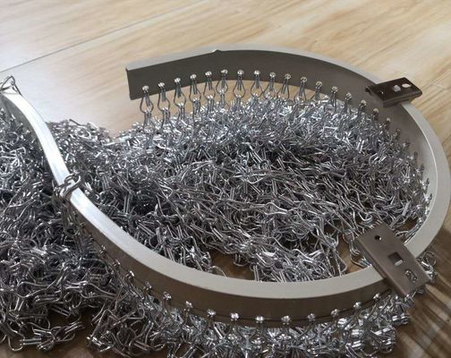 Tipe Rantai Aluminium Kinerja ventilasi yang baik Dekorasi interior Lantai partisi